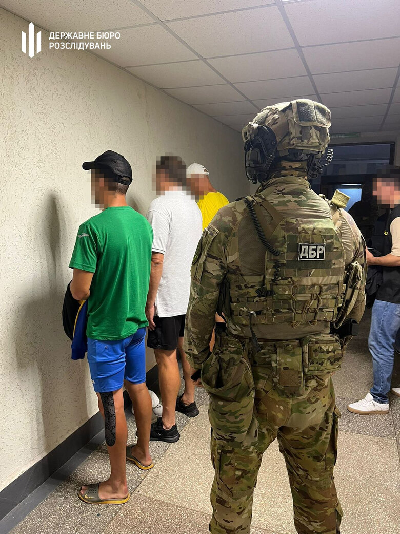 Рідню очільників Івано-Франківська та місцевих футболістів фіктивно зарахували на службу, - ДБР 05