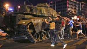 В Турции состоялась попытка военного переворота с танками, вертолетами и стрельбой