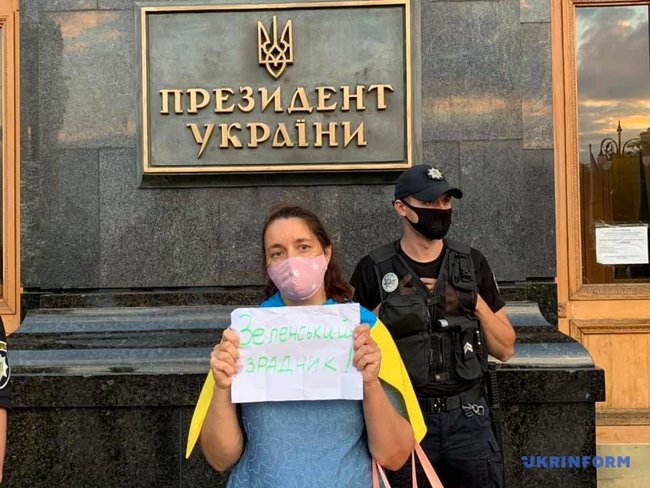Коли ми їздили у ДАП через сєпарський блокпост я думав, що це дно. Я помилявся: як військові пікетували Офіс президента 03