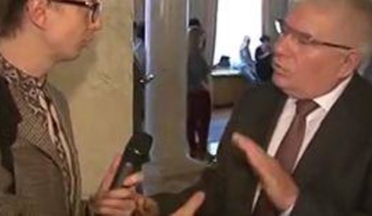 "Будущее Украины находится в крепких демократических руках", - Чечетов погладил журналиста. ВИДЕО