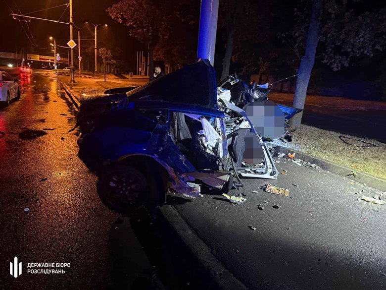 У Харкові військовий на Tesla не впорався з керуванням: водій і пасажирка загинули