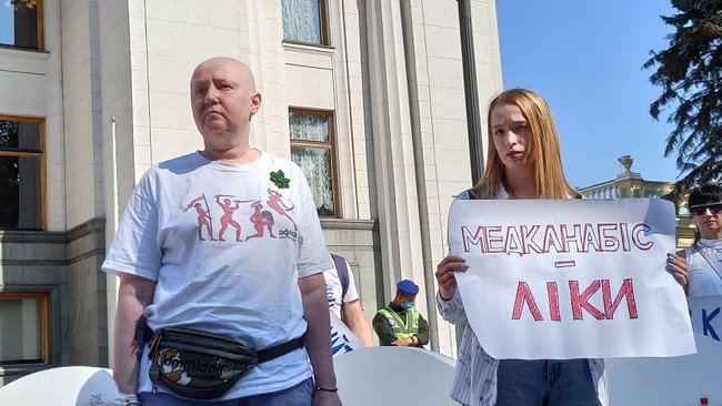 Сколько еще терпеть?: тяжелобольные пациенты пикетируют Раду с требованием легализовать медицинский каннабис 10