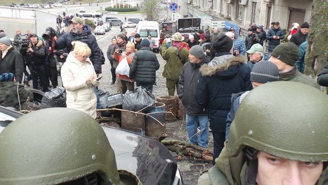 Protesters keep blocking police van with Saakashvili inside, construct barricade 05