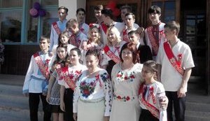 Выпускники севастопольской гимназии в оккупированном Крыму пришли на последний звонок в вышиванках. ФОТОрепортаж