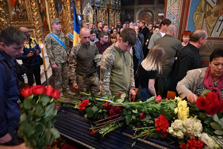 Із бойовим медиком Євгеном Бешлягою, який загинув під Бахмутом під час здійснення евакуаційної місії, попрощалися у Києві 24