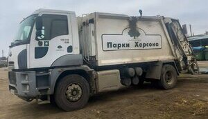 Окупанти з безпілотника атакували комунальників у Херсоні: пошкоджено транспорт. ФОТО