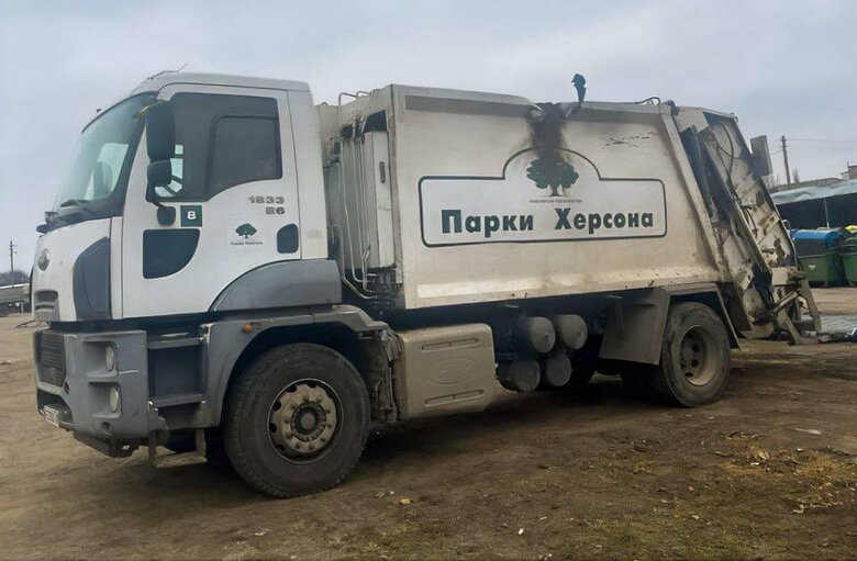пошкоджений сміттєвоз у Херсоні