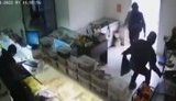 Российские оккупанты грабят магазин в Бобровице Черниговской области. ВИДЕО