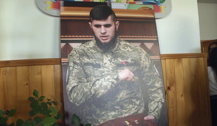 Гимназию на родине погибшего в бою с оккупантами Героя Украины Дмитрия Коцюбайла переименовали в его честь. ВИДЕО