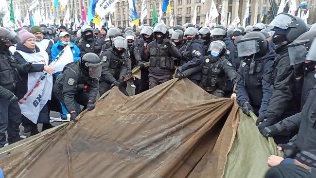 ФОПы попытались установить палатки на Майдане Незалежности: между митингующими и правоохранителями произошли стычки 19