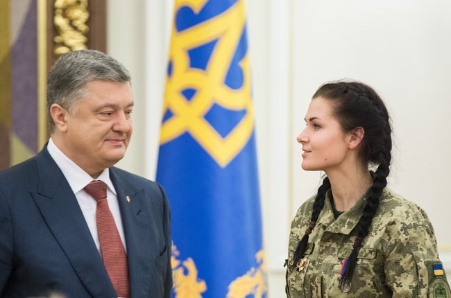 Порошенко наградил женщин-военнослужащих, принимавших участие в АТО 06