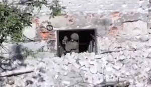 Occupier tries in vain to understand design of "unknown" weapon and make shot. VIDEO