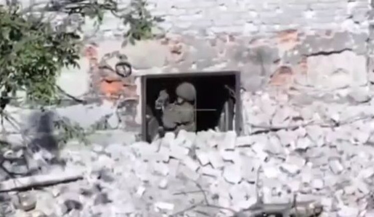 Occupier tries in vain to understand design of "unknown" weapon and make shot. VIDEO