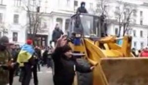 Корчинского и трактор сопровождал на Банковую "Беркут"? ВИДЕО