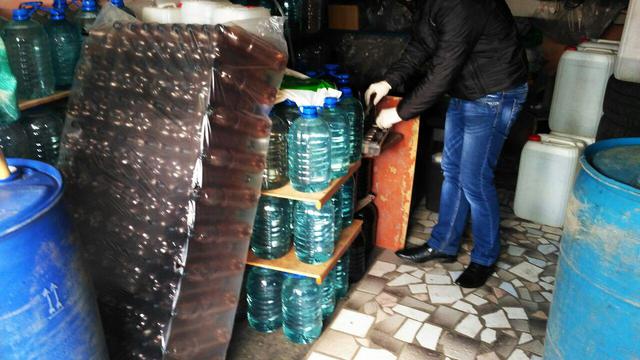 В Черкасской области налоговики ликвидировали три подпольных цеха по производству фальсифицированного алкоголя 01