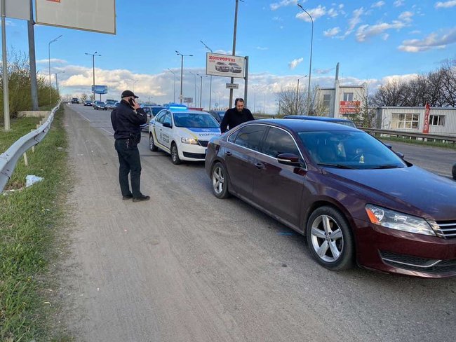 Еле стоял на ногах: в Харькове полицейские с погоней остановили пьяного священника УПЦ МП 01