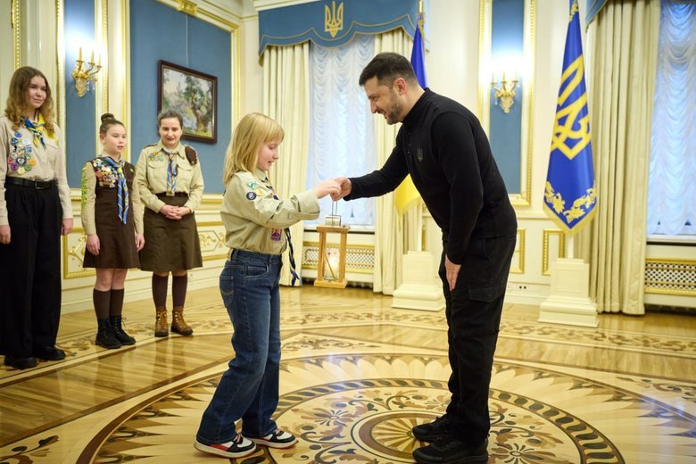 Зеленський прийняв Вифлеємський вогонь миру від скаутів