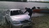 Рятувальники виявили тіло чоловіка в автомобілі, що скотився у Дніпро. ФОТО