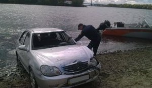 Рятувальники виявили тіло чоловіка в автомобілі, що скотився у Дніпро. ФОТО