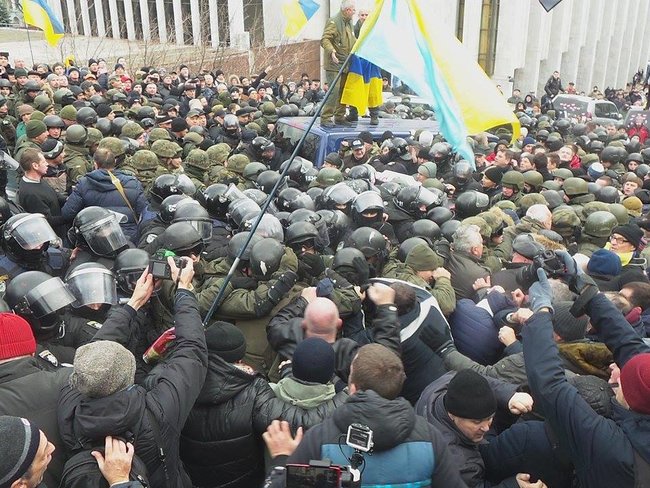 Автомобіль зі Саакашвілі заблоковано, поліція спробувала прорватися, але безуспішно, застосовується газ 04