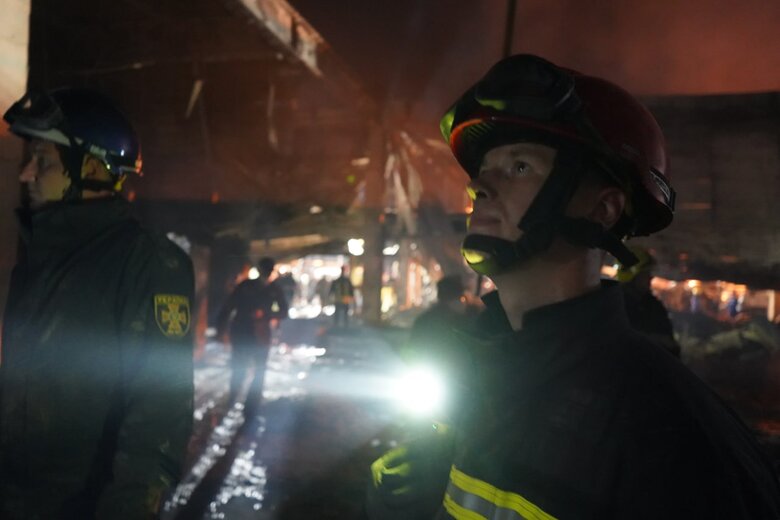 Погибших от удара россиян по ТЦ в Кременчуге уже 16 06