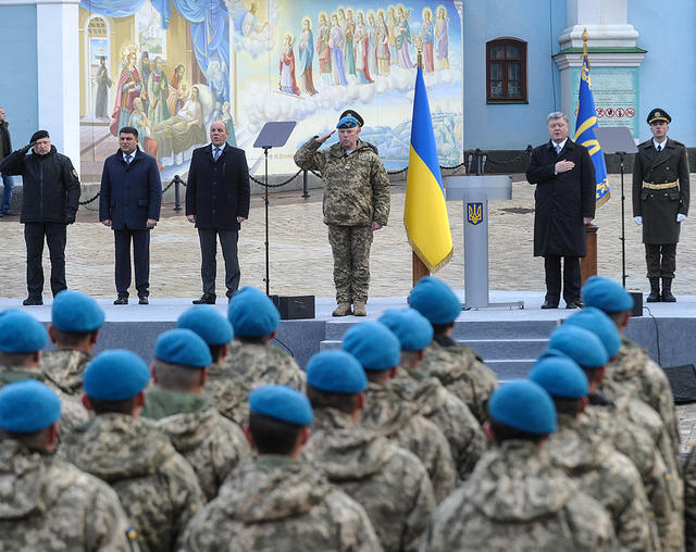 День десантника: церемония замены синих беретов, вручение флага десантно-штурмовых войск и присяга воинов ДШВ на Михайловской площади в Киеве 03