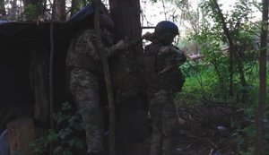 Под огнем и заминированными тропами: как бойцы "Форпоста" несут побратимам боеприпасы, воду и еду. ВИДЕО