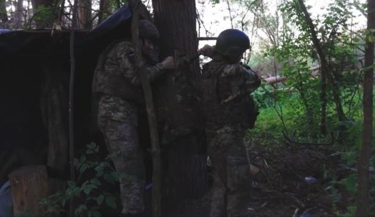 Под огнем и заминированными тропами: как бойцы "Форпоста" несут побратимам боеприпасы, воду и еду. ВИДЕО