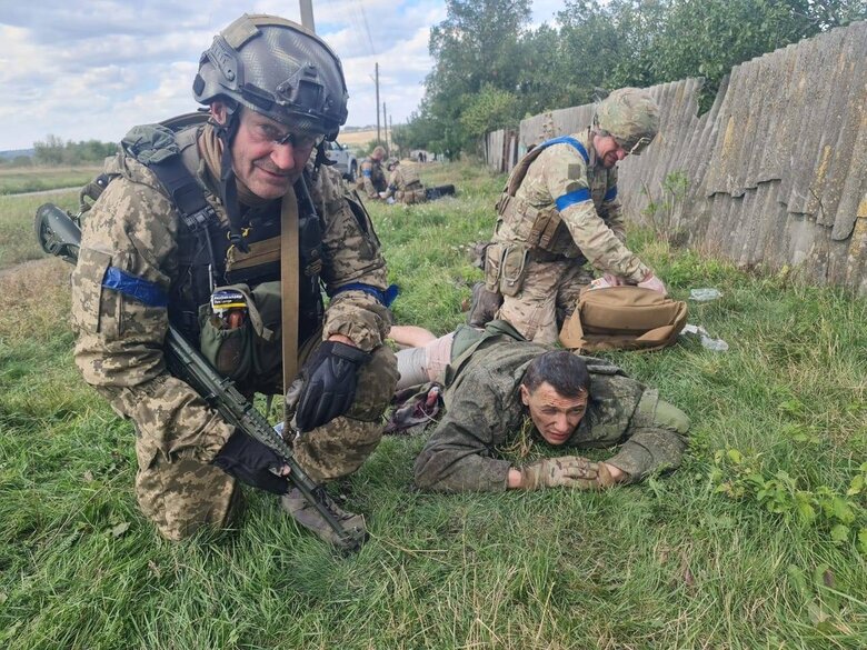 Група Барс розвідроти 25-ї бригади взяла у полон підполковника ЗС РФ Артема Хелемендика з 18-ї мотострілецької дивізії 01