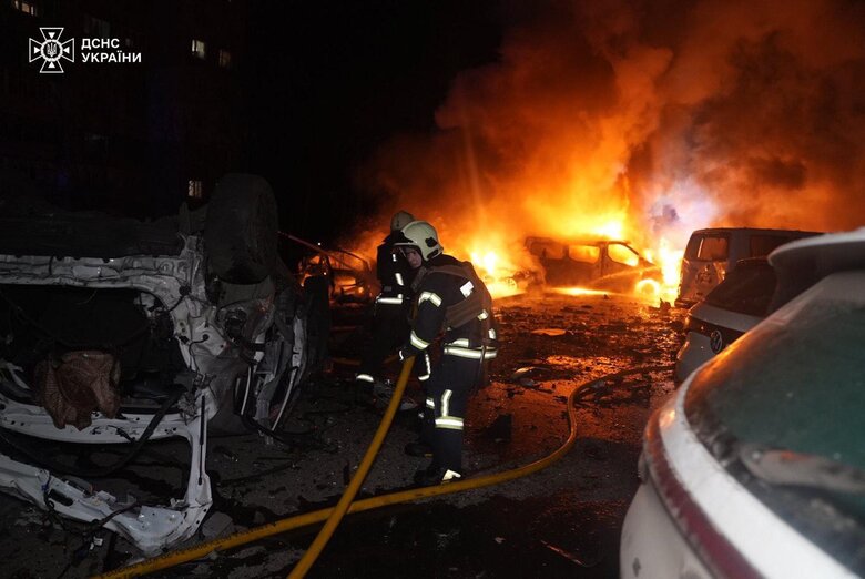 У Сумах пошкоджено 3 будинки та 15 авто. Горіли 6 машин.