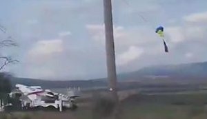 Российские оккупанты пытаются снять флаг Украины с электропроводов в Коктебеле. ВИДЕО