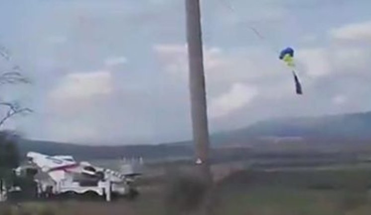 Российские оккупанты пытаются снять флаг Украины с электропроводов в Коктебеле. ВИДЕО