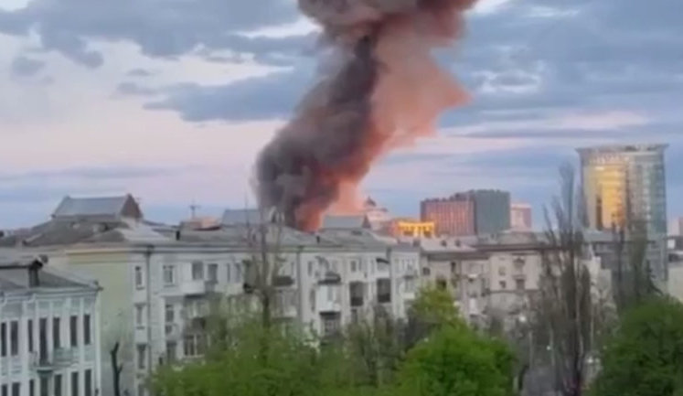 У центрі Києва пролунали сильні вибухи. ВIДЕО