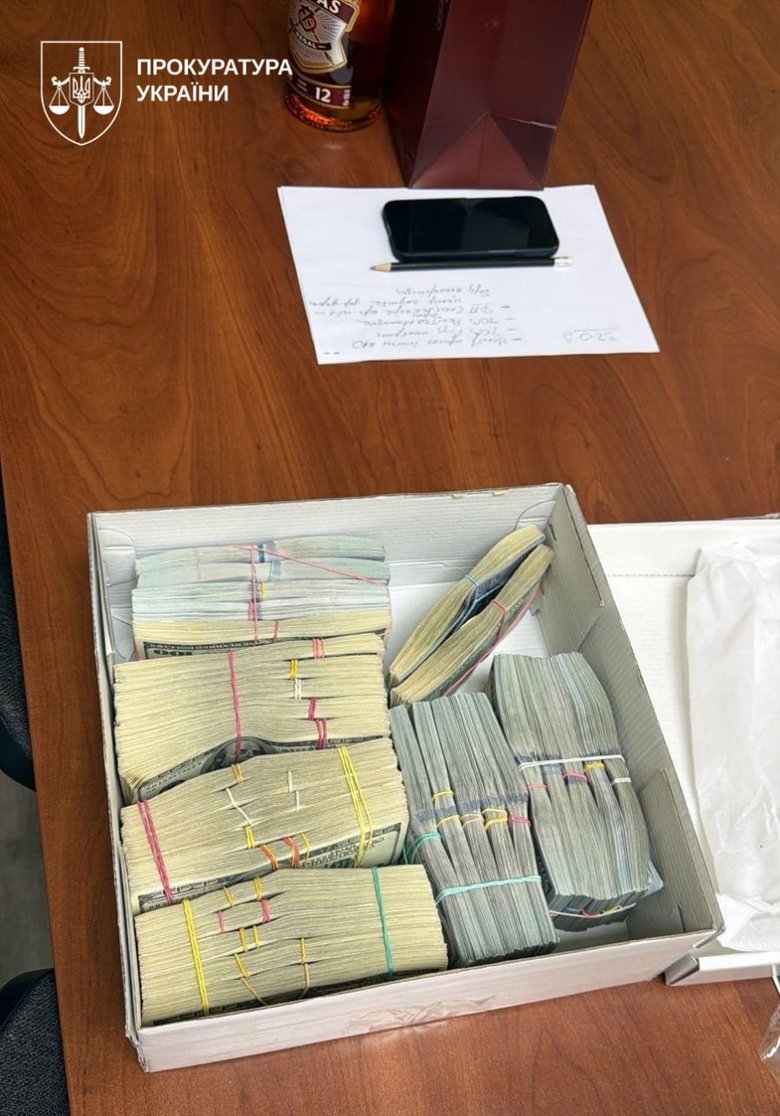 Посадовця Повітряних сил та начальника управління СБУ викрили на хабарі