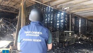 Росіяни атакували передмістя Харкова та Куп’янщину: двоє постраждалих, унаслідок влучання по підприємству спалахнула масштабна пожежа. ФОТОрепортаж