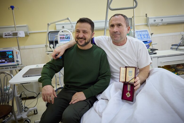 Зеленський нагородив поранених військових у Чернівцях