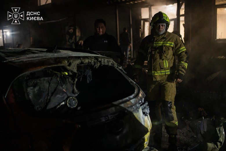 Нічна атака на Київ: у двох районах спалахнули пожежі, є постраждалий