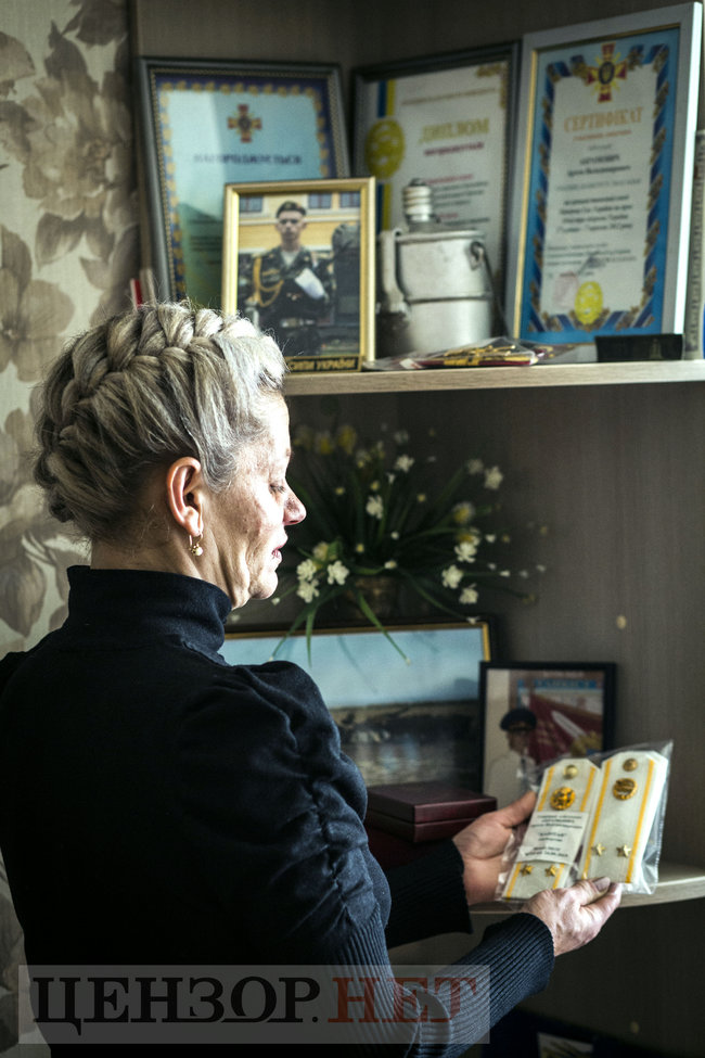 Тёмин танк остался один - и на него выскочил российский танк. Сын закричал: Прощайте, пацаны, на меня идут Т-72-ые, - интервью с мамой командира танкового взвода Артема Абрамовича 08