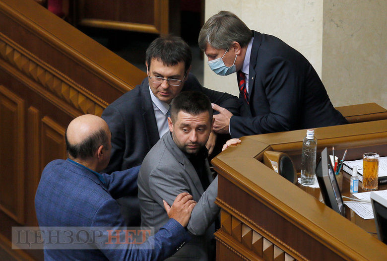 Блокирование трибуны, звонок Стефанчуку, Порошенко и Вирастюк, счастливый Тищенко и потрясенный Арахамия, - работа Рады 23 сентября 11
