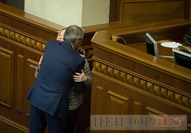 Депутати-соньки, Кіссе, який голосує за трьох, радісний Гройсман і обійми Лозового з Ляшком: як Рада вночі приймала Держбюджет-2019 07