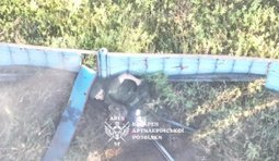 Российский солдат стреляет себе в голову