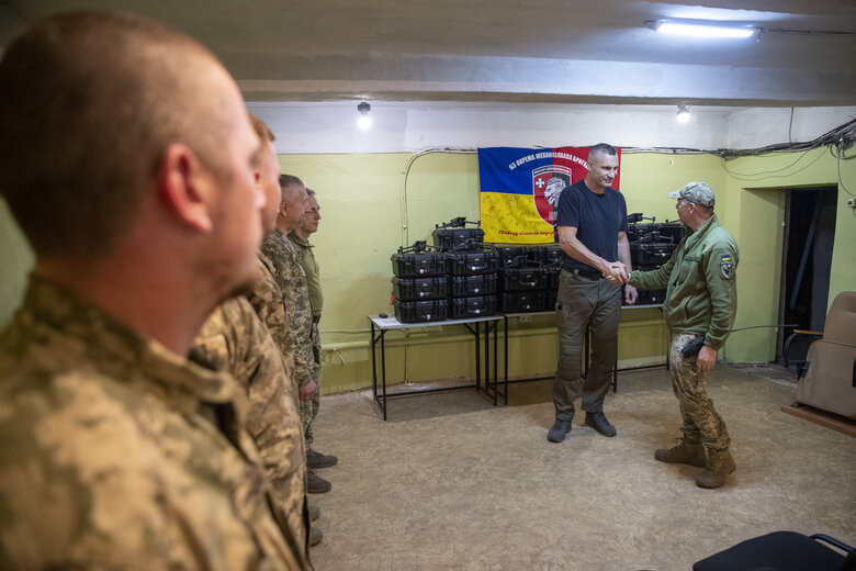 Віталій Кличко привіз військовим допомогу