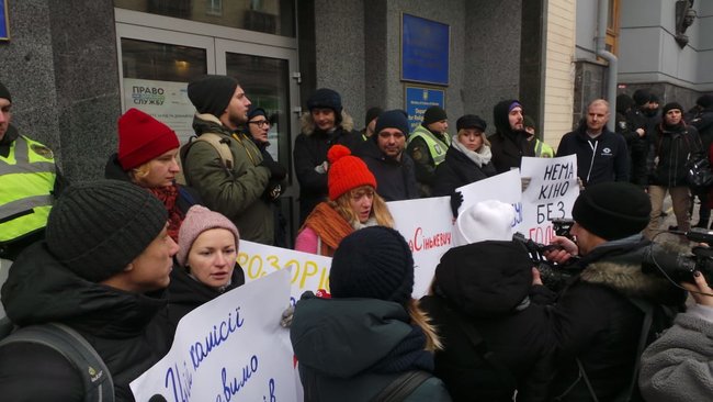 Цій комісії ми ставимо нуль балів, - активісти пікетували Нацагентство з питань держслужби на підтримку кандидатки на главу Держкіно Сінькевич 07