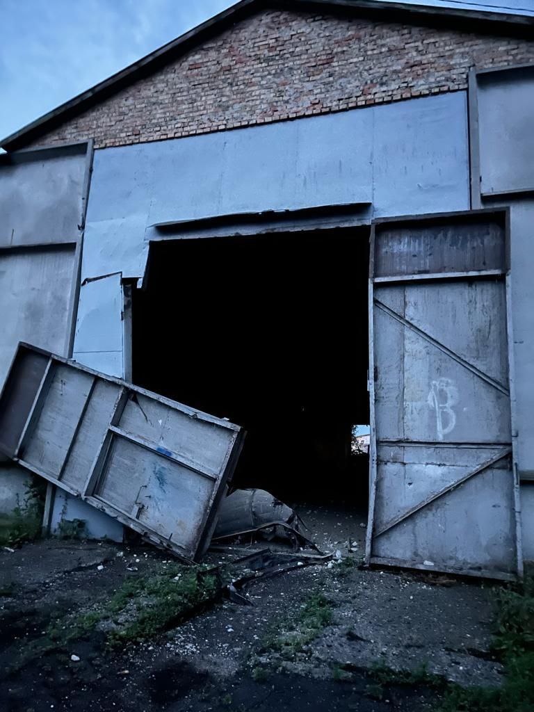 Ворог ударив по передмістю Запоріжжя, влучання у територію підприємства, пошкоджено вантажівки та споруди, - ОВА 03