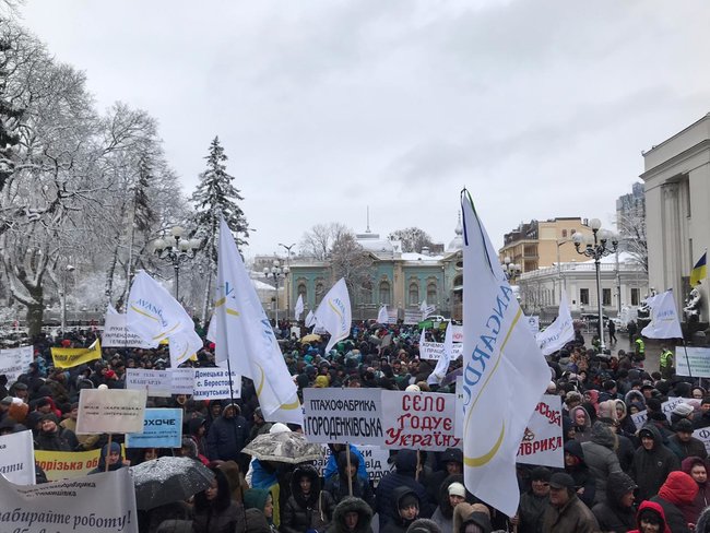 Кілька тисяч співробітників підприємств Бахматюка на мітингу закликали президента звільнити главу НАБУ Ситника і захистити їхні робочі місця 01