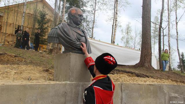 путин памятник император