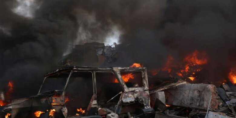 Обстріл Дніпра 4 червня: пошкоджено півтора десятка авто