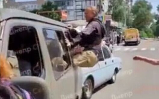 In Dnipro, man escaped from the TCR through bus window and took bicycle from trunk. Military commissariat says no physical force was used against him. VIDEO