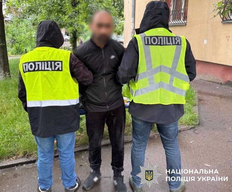 У Києві іноземці з гранатою змусили перехожого переказати 5 тисяч гривень