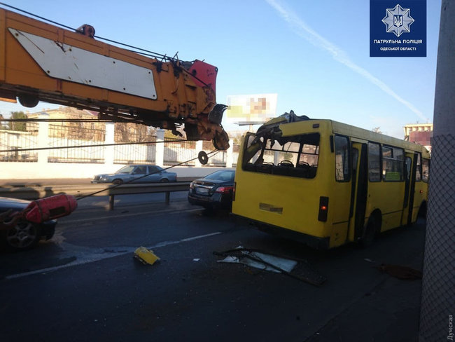 Автокран протаранил стрелой маршрутку в Одессе, пострадали трое пассажиров 01